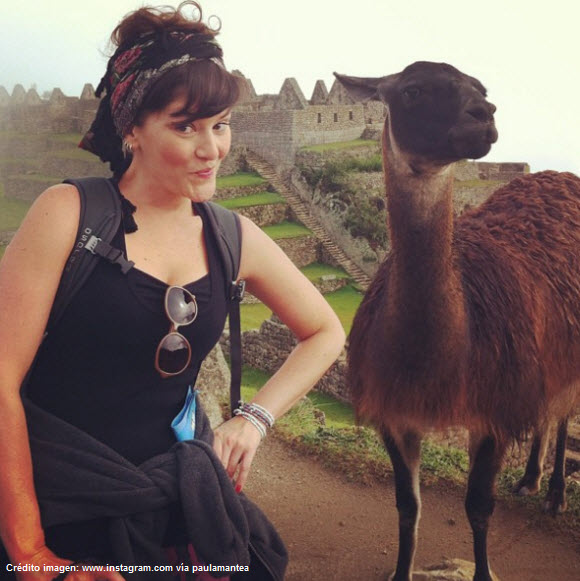 Foto de sexy turista tomándose una selfie junto a una llama en Machu Picchu (via Instagram)