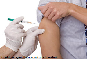 Foto inyectable en brazo derecho - vacunas inmunizaciones
