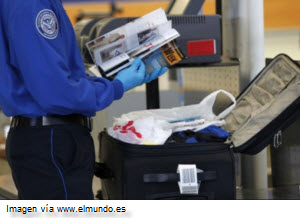 Inspectores de la TSA en plena labor de revisión de maletas