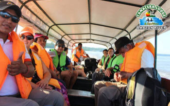 Barco a motor lleva a turistas por rio Amazonas rumbo al Cumaceba Lodge