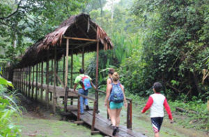 Viajeros llegando al Cumaceba Lodge en Iquitos