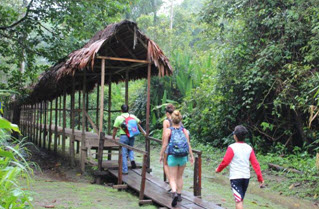 turistas llegando a cumaceba lodge iquitos