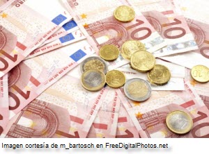 Foto de monedas en Euro y billettes o papel