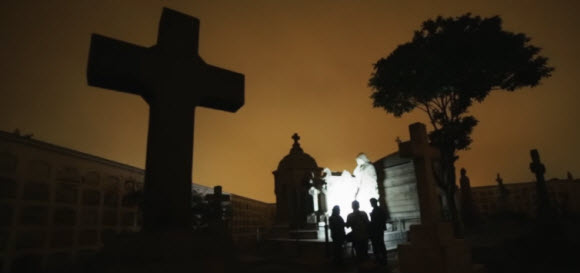 Viajeros en paseo nocturno al Museo Cementerio Presbítero Maestro