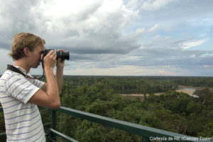 Turista observando la selva desde torre elevada en Tambopata Madre de Dios