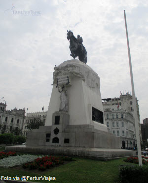 Foto del monumento al General San Martín en Lima (Plaza San Martín).
