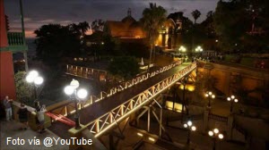 Foto de noche del Puente de los Suspiros en el distrito de Barranco en Lima