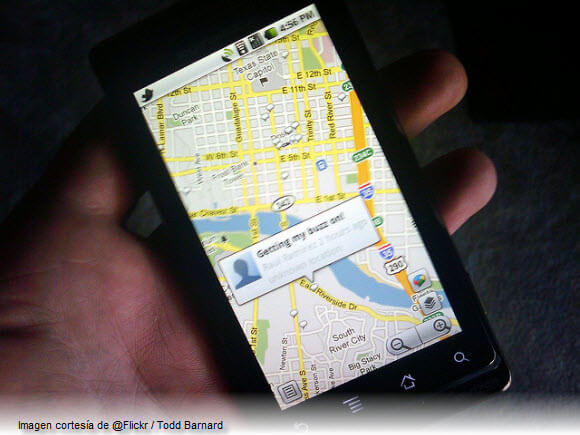 Imagen Flickr de mano sujetando un smartphone con Google Maps