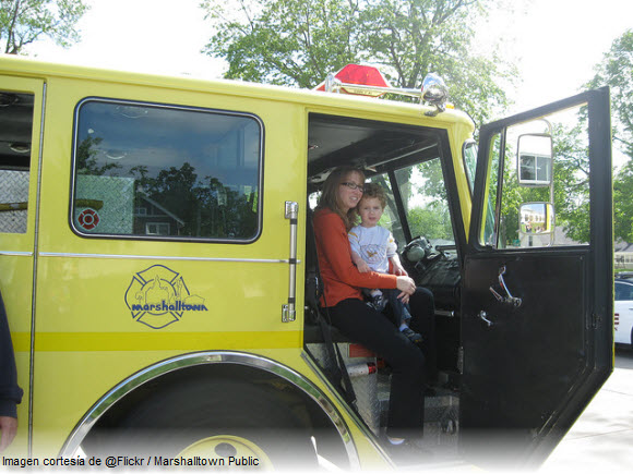 Imagen de madre y su hijo en un carro vía Flickr