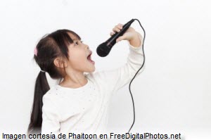 Imagen de niña cantante con micrófono