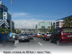 Fotografía de varios coches en zona urbana - Banco de imágenes de Flickr