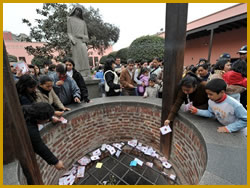Público lanzando cartas en el pozo de los deseos en la casa de Santa Rosa de Lima Foto del pozo de los deseos en el santuario de Santa Rosa de Lima