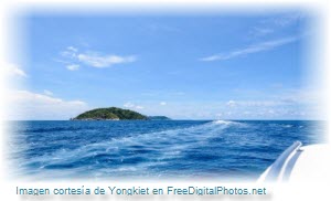 Imagen con vista del horizonte a bordo de bote en alta mar