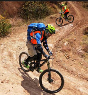 Viajeros haciendo ciclismo de montaña durante el tour en bicicleta por Cusco - Imagen cortesía de Go2Inkas.
