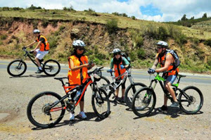 Viajeros junto a sus bicicletas montañeras durante el tour en bicicleta por Cusco - Foto cortesía de Go2Inkas.