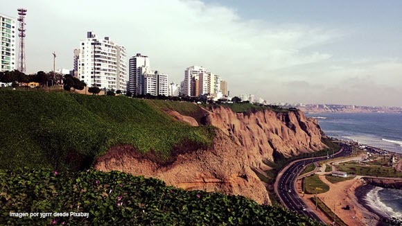 Foto de Miraflores, distrito costero de la ciudad de Lima, en Perú. - Imagen por ygrrr desde Pixabay