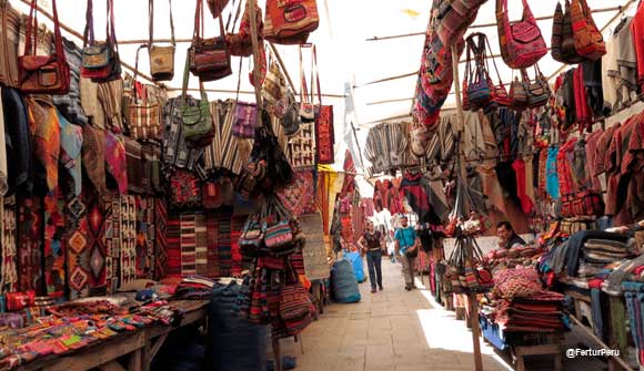 Imagen del Mercado Artesanal de Pisac, en el Valle Sagrado de los Incas en Cusco, Perú.