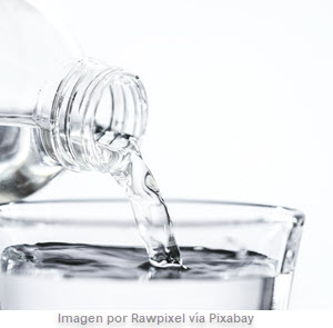 Imagen sobre beber agua embotellada