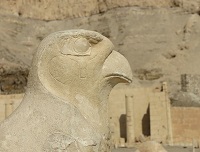 Estatua del Dios Horus de Egipto de Loretta Lynn vía Pixabay.com